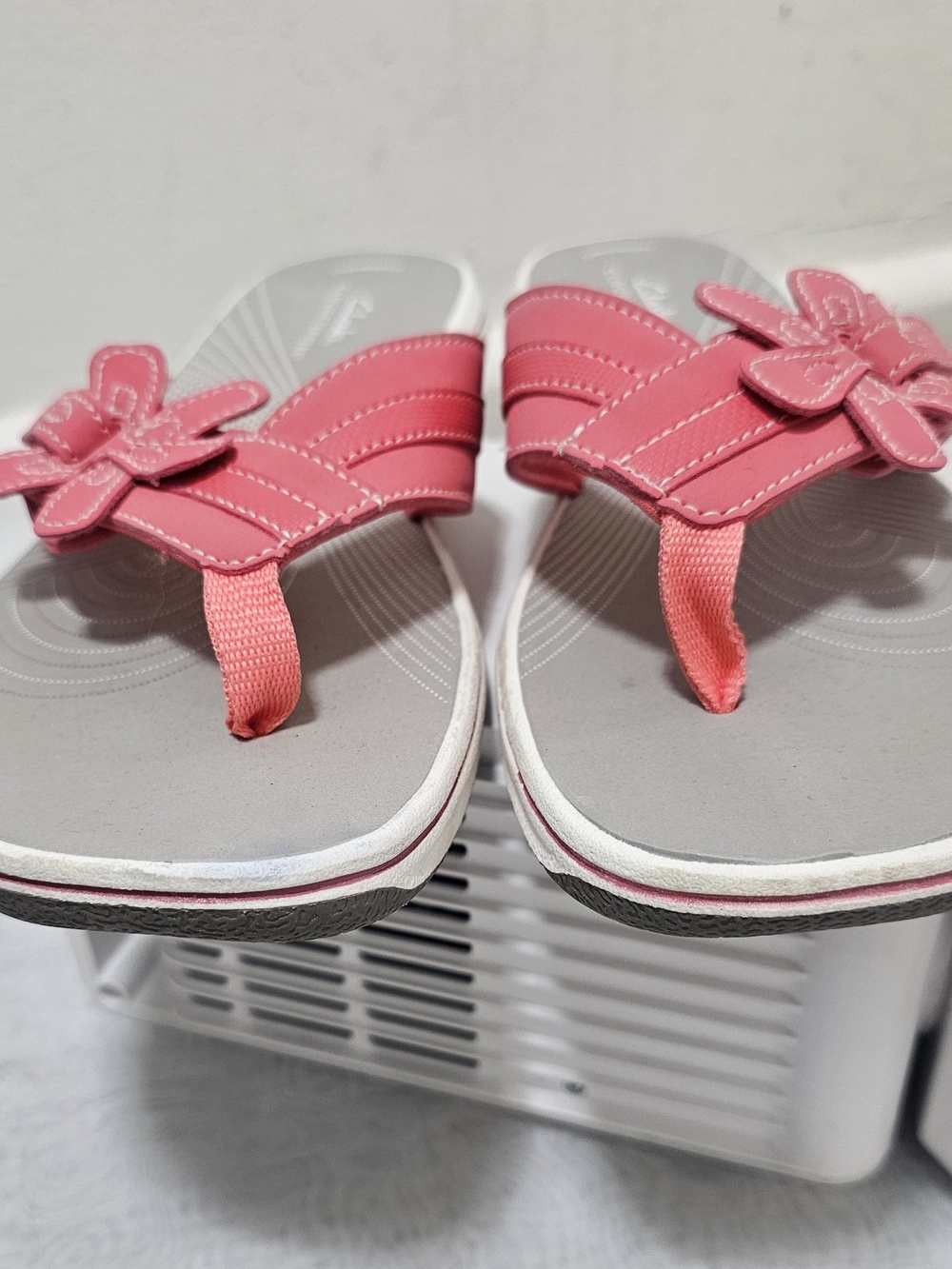 Clarks Women's Pink Gray Floral Thong Sandals Slip On Leather Cushioned Size 10 - Picture 4 of 16